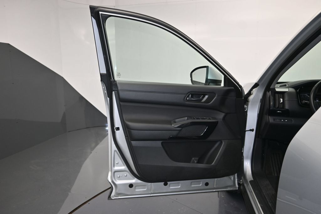 Used 2025 Nissan Pathfinder SV FWD image 10