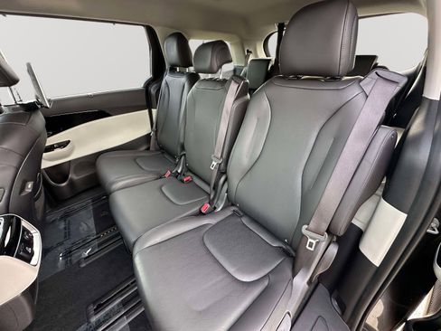 Used 2024 Kia Carnival SX image 33