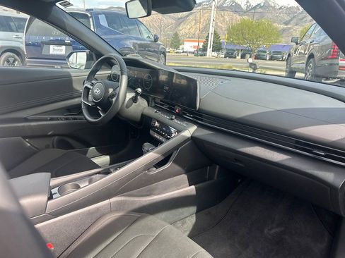 Used 2025 Hyundai Elantra SEL FWD image 11