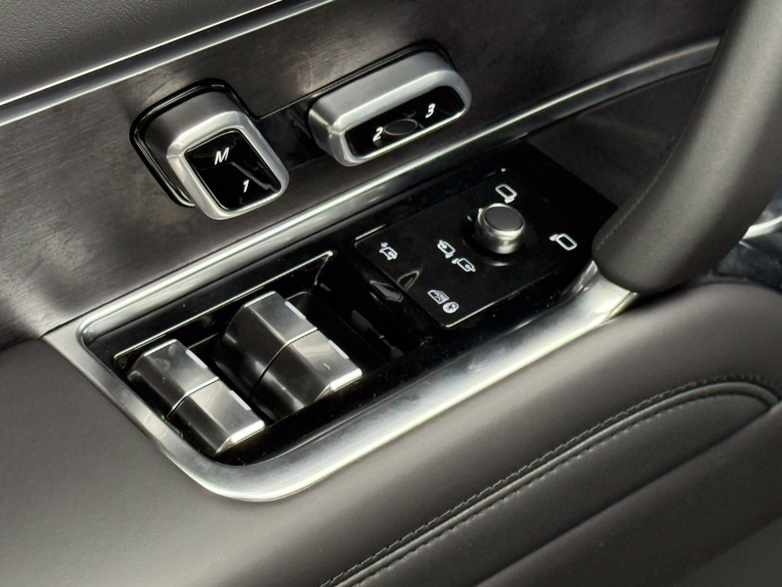 New 2025 Land Rover Range Rover SE AWD/4WD image 38