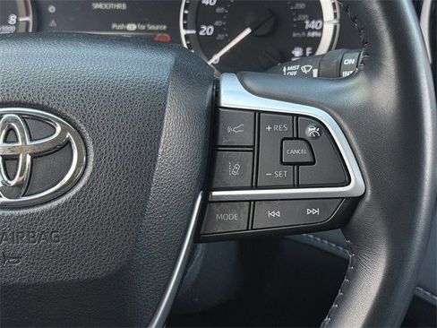 Used 2024 Toyota Highlander LE image 14