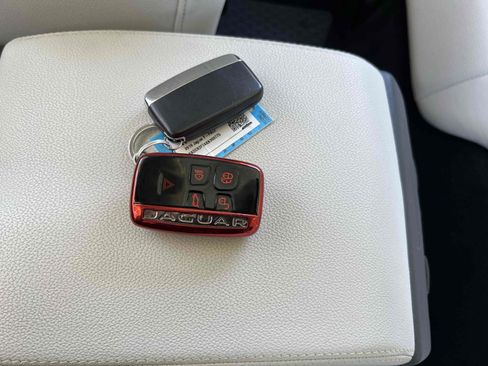 Used 2019 Jaguar F-PACE Prestige image 12