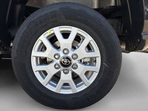 Used 2025 Toyota Tacoma SR5 AWD/4WD image 9