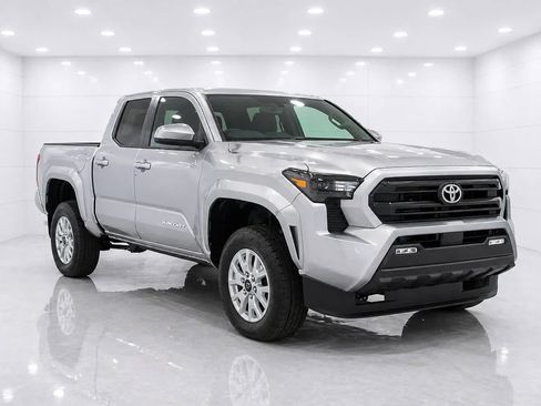 Used 2025 Toyota Tacoma SR5 AWD/4WD image 7