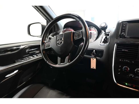 Used 2019 Dodge Grand Caravan SXT w/ Blacktop Package FWD image 24