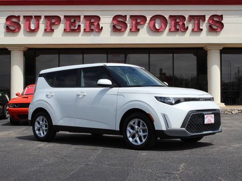 Used 2025 Kia Soul LX w/ LX Technology Package FWD image 1