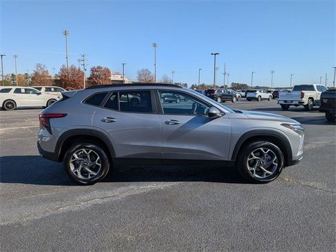 Used 2025 Chevrolet Trax LT image 2