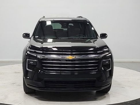 Used 2025 Chevrolet Traverse LT FWD image 2