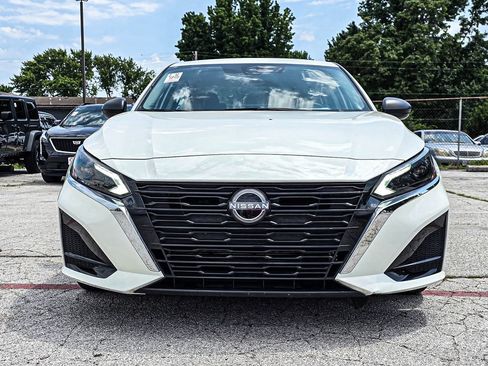 Used 2025 Nissan Altima 2.5 SV FWD image 2