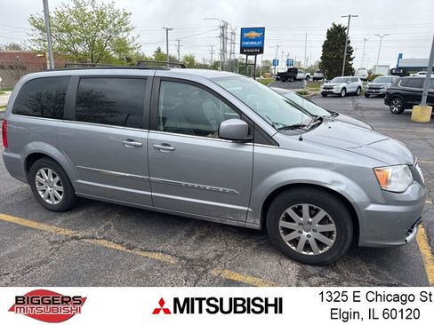 Used 2015 Chrysler Town & Country Touring FWD image 1