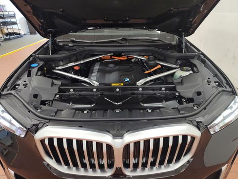 Used 2026 BMW X5 xDrive50e w/ Premium Package image 32