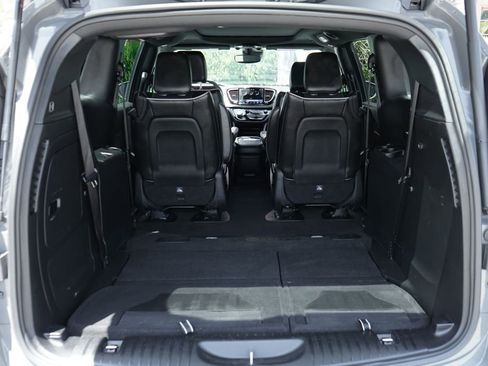 Used 2022 Chrysler Pacifica Limited w/ S Appearance Package FWD image 9