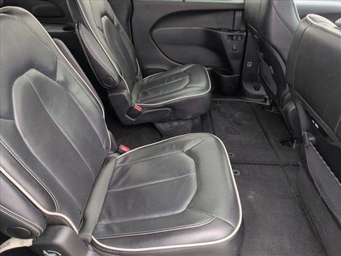 Used 2025 Chrysler Pacifica Limited image 21