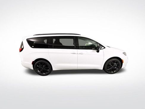 New 2026 Chrysler Pacifica Select w/ S Appearance Package image 8