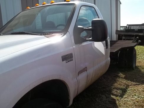 Used 2004 Ford F450 XL image 2