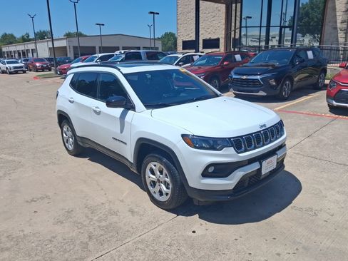 Used 2025 Jeep Compass Latitude w/ Sun & Sound Group AWD/4WD image 6