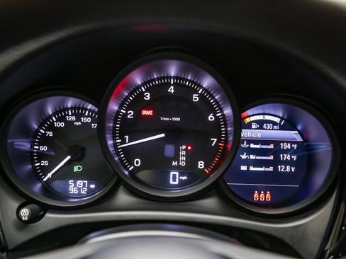 Certified 2025 Porsche Macan AWD/4WD image 28