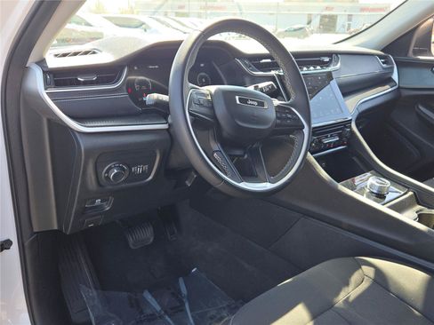 Used 2024 Jeep Grand Cherokee Laredo AWD/4WD image 25