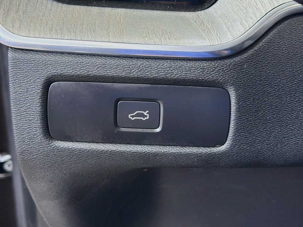 Used 2025 Volvo XC60 B5 Plus AWD/4WD image 12