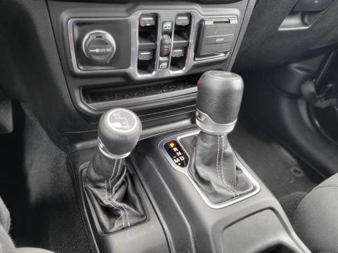 Used 2020 Jeep Wrangler Unlimited Sahara AWD/4WD image 19