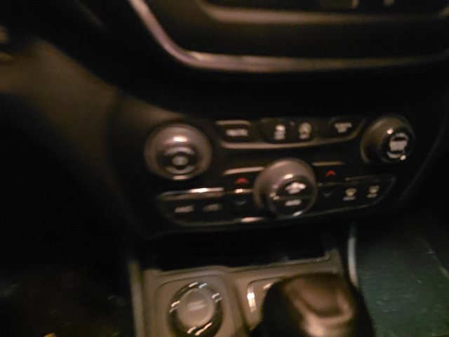 Used 2022 Jeep Cherokee Latitude Lux w/ Sun & Sound Group AWD/4WD image 9
