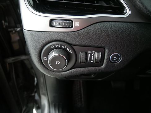 Used 2019 Jeep Cherokee Limited w/ Luxury Group AWD/4WD image 26