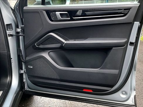 Certified 2022 Porsche Cayenne AWD/4WD image 29
