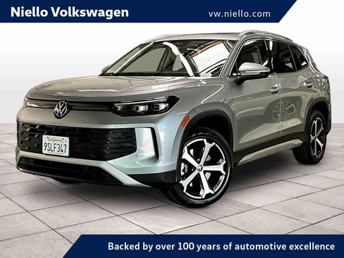 Used 2025 Volkswagen Tiguan SE w/ Panoramic Sunroof Package image 1