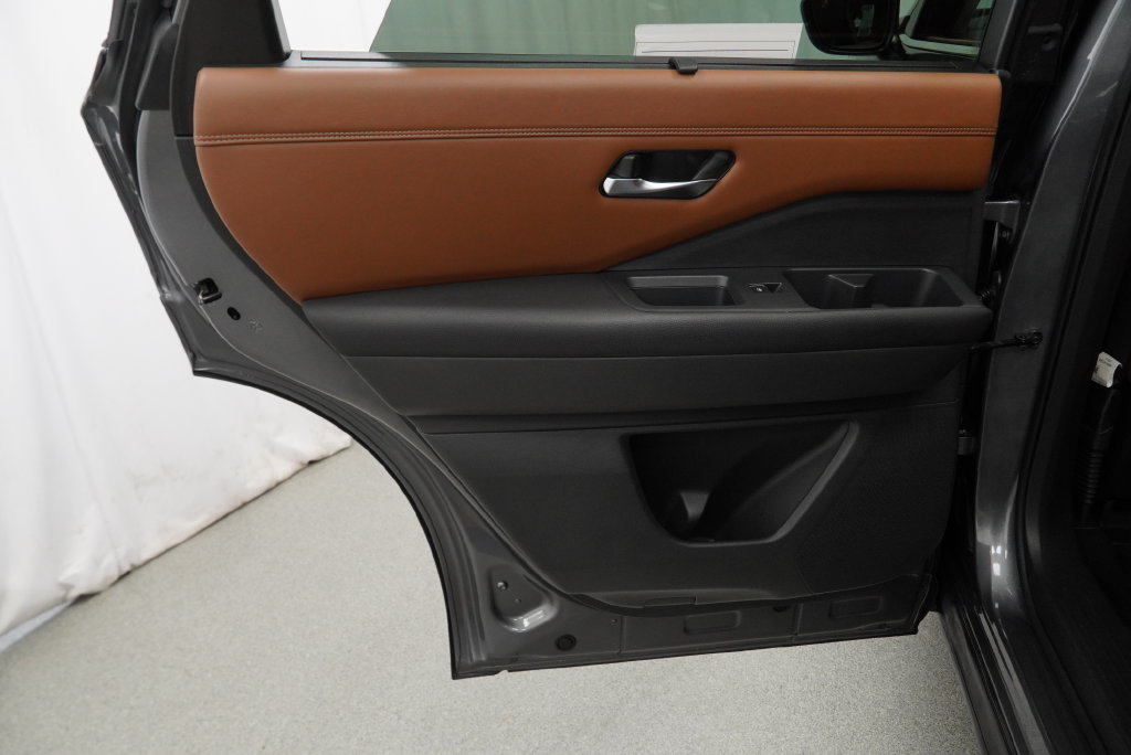 Used 2024 Nissan Pathfinder Platinum AWD/4WD image 40