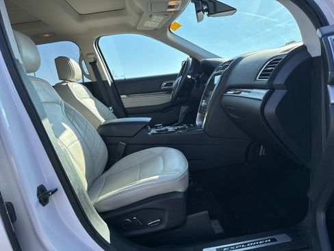 Used 2017 Ford Explorer Platinum image 15