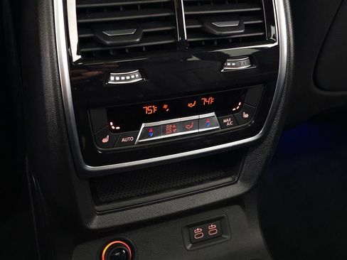 Used 2025 BMW X7 M60i w/ Climate Comfort Package image 42
