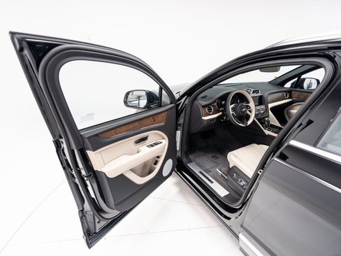 Certified 2024 Bentley Bentayga Extended Wheelbase image 9