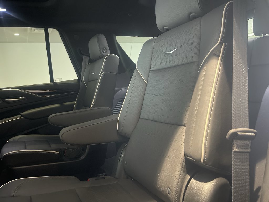 Used 2024 Cadillac Escalade Premium Luxury AWD/4WD image 27