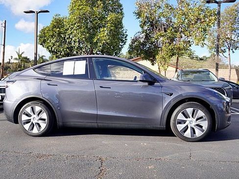 Used 2023 Tesla Model Y 2WD image 7