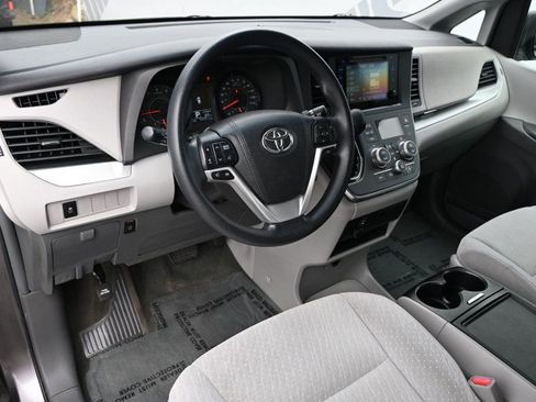 Used 2017 Toyota Sienna LE FWD image 7