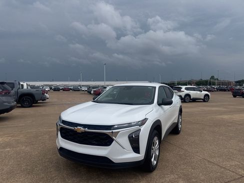 Used 2025 Chevrolet Trax LS image 6