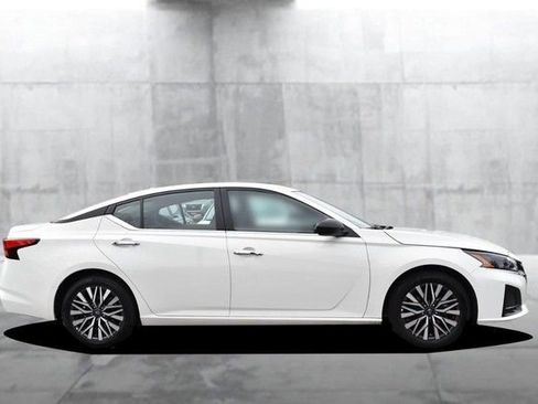 Certified 2025 Nissan Altima 2.5 SV image 5