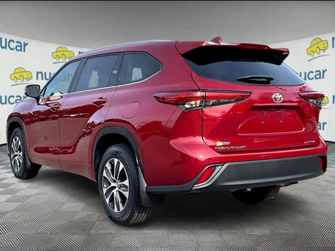 Used 2023 Toyota Highlander XLE image 4