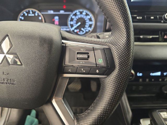 Used 2025 Mitsubishi Outlander AWD image 31