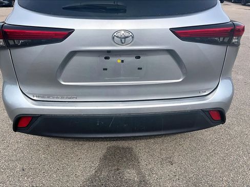 Used 2023 Toyota Highlander LE image 7