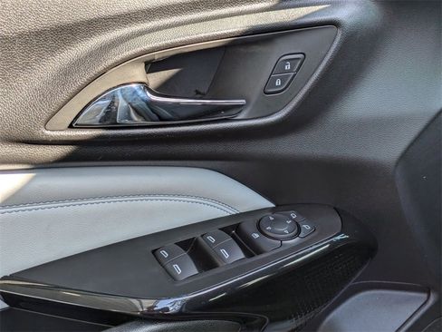 Used 2025 Chevrolet Trax LT w/ LT Convenience Package image 13