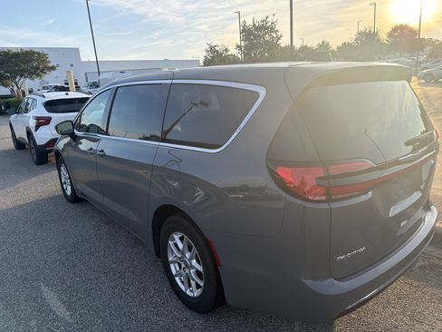 Used 2025 Chrysler Pacifica Select FWD image 7
