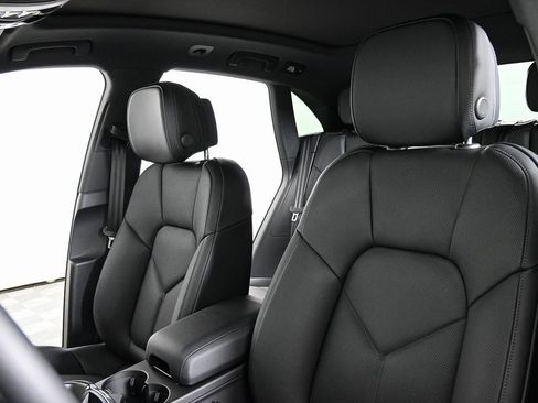 Certified 2025 Porsche Macan AWD image 5