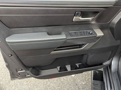 Used 2022 Toyota Tundra SR5 w/ SR5 Convenience Package AWD/4WD image 9