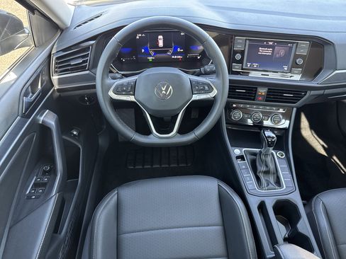 Used 2024 Volkswagen Jetta SE w/ Panoramic Sunroof Package image 7