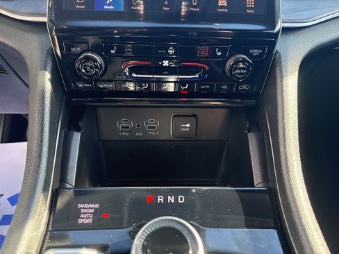 Used 2023 Jeep Grand Cherokee Limited image 17