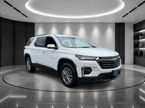 Used 2023 Chevrolet Traverse LT FWD image 2