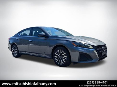 Used 2024 Nissan Altima 2.5 SV FWD image 1