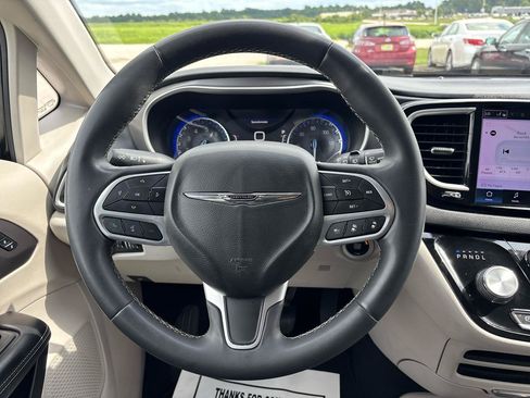 Used 2022 Chrysler Pacifica Touring-L FWD image 13