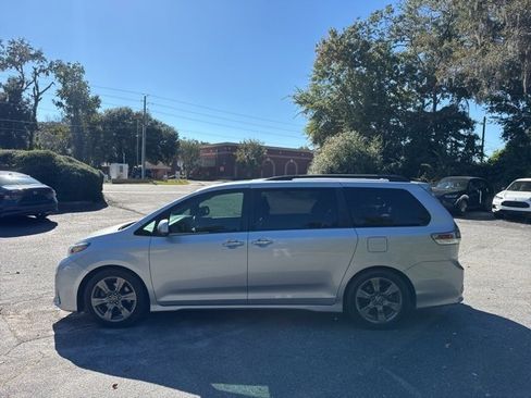 Used 2019 Toyota Sienna SE image 4